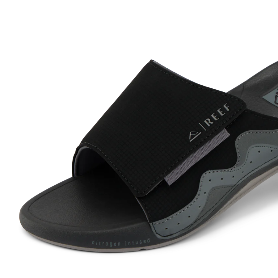 CJ6615_CRUISER_SLIDE_BLACK_GREY_DTL1_shadow-900x900-c4cc11b.webp