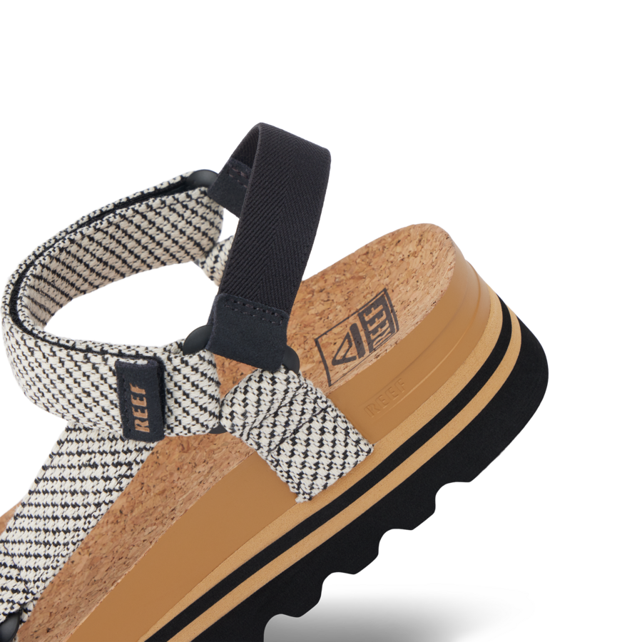 CJ7293_CUSHIONREMHI_BLACKKNIT_DTL2-900x900-c4cc11b.png