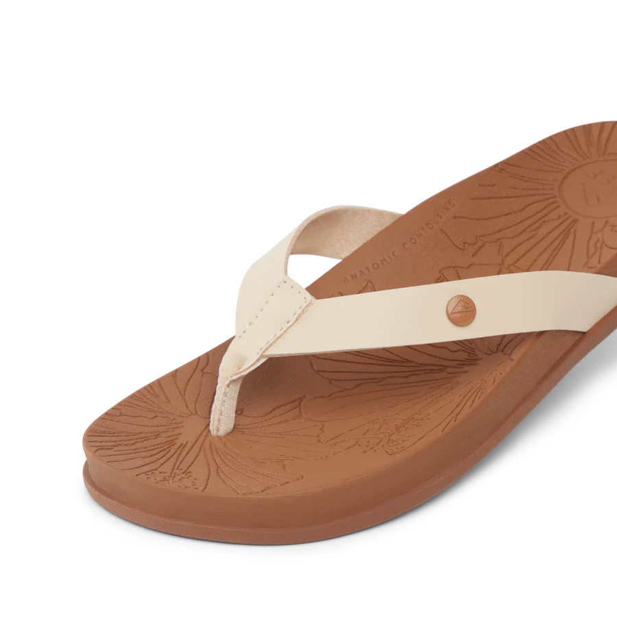 CJ7330_CUSHIONPORTOCRUZ_SHIFTINGSANDTAN_DTL1-900x900-c4cc11b.webp
